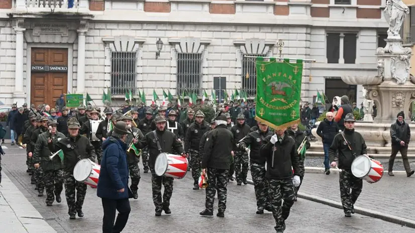 Gli auguri in musica degli alpini nel centro di Brescia