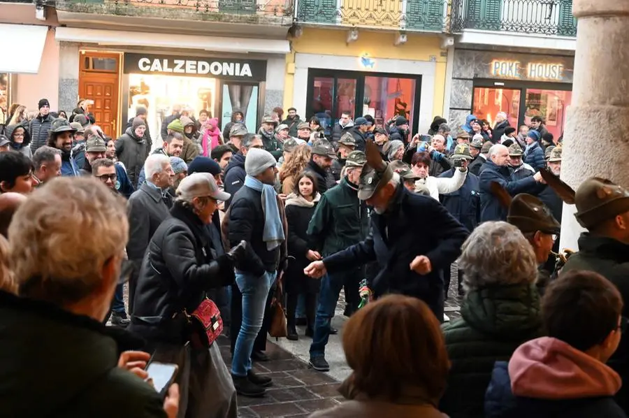 Gli auguri in musica degli alpini nel centro di Brescia