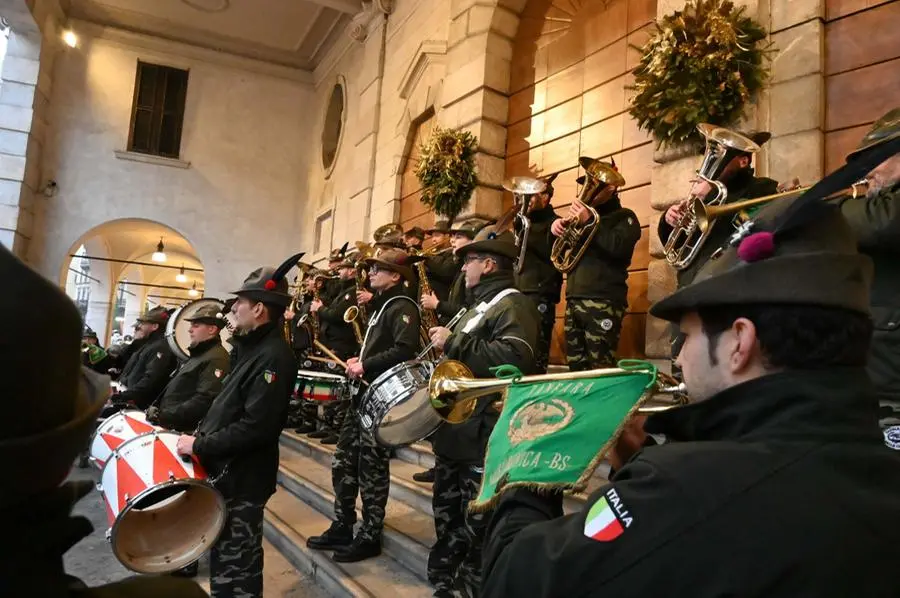 Gli auguri in musica degli alpini nel centro di Brescia