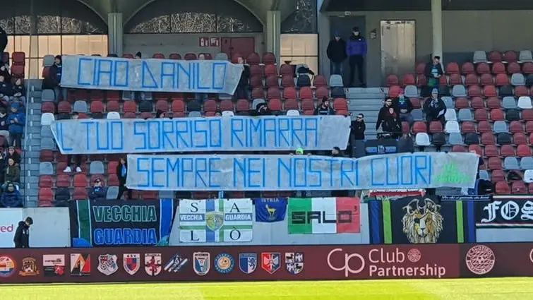 Uno striscione esposto allo stadio di Bolzano in omaggio a un tifoso dei gardesani scomparso la settimana scorsa - © www.giornaledibrescia.it
