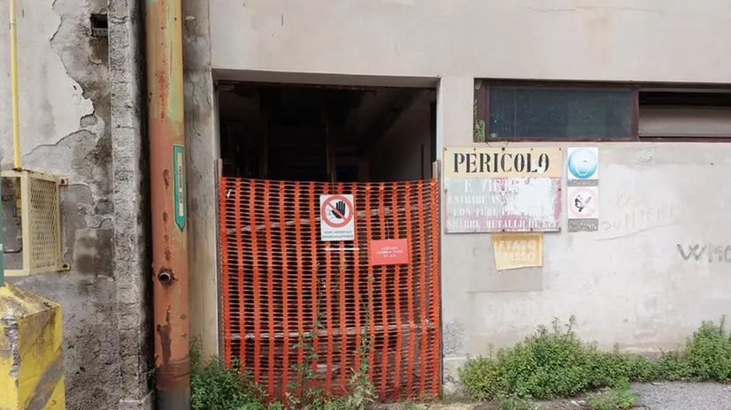 L'ingresso di uno dei capannoni della vecchia Caffaro Chimica - © www.giornaledibrescia.it