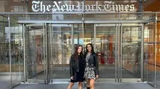 Elisa Gecchelin e Alessia Battagliola davanti la sede del New York Times - © www.giornaledibrescia.it