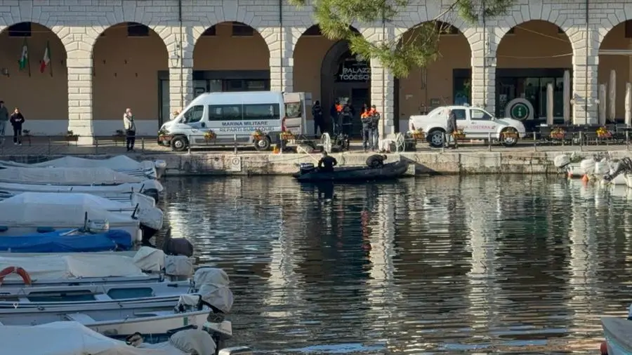 I palombari della Marina cercano altre bombe al porto Vecchio di Desenzano