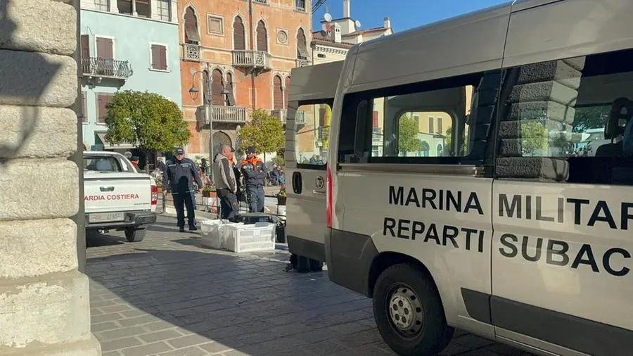 I palombari della Marina cercano altre bombe al porto Vecchio di Desenzano