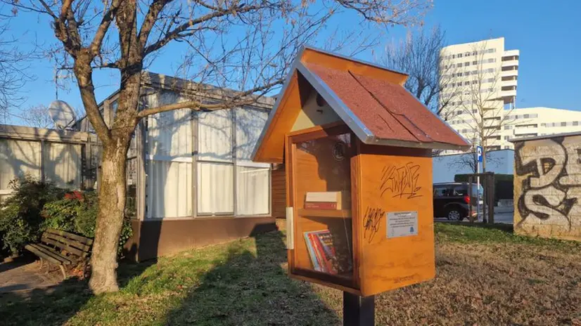La cassetta del book crossing nel parco di via Gadola