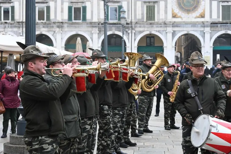 Gli auguri in musica degli alpini nel centro di Brescia