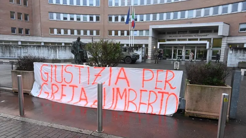 I genitori di Umberto e Greta entrano in tribunale per la sentenza d'appello