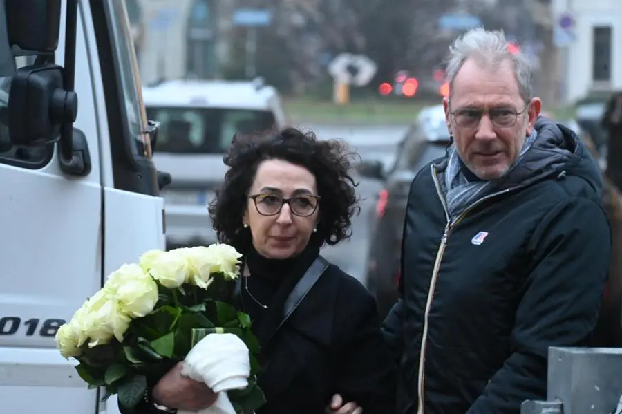 I genitori di Umberto e Greta entrano in tribunale per la sentenza d'appello