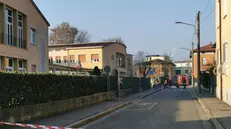 Vigili del fuoco al lavoro all'esterno della scuola Rinaldini