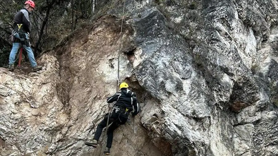 A Limone i lavori per lo sgombero dei detriti franosi caduti sulla Gardesana