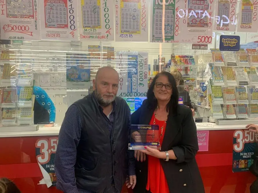 I titolari della tabaccheria del centro commerciale Le Rondinelle - © www.giornaledibrescia.it