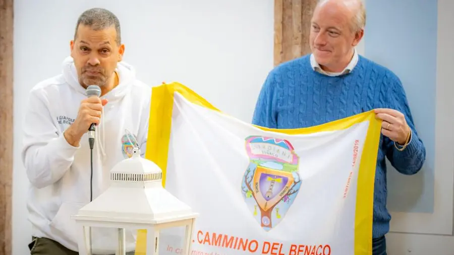 Il prof. Kourdebakir con il sindaco di Bardolino, Sabaini - © www.giornaledibrescia.it