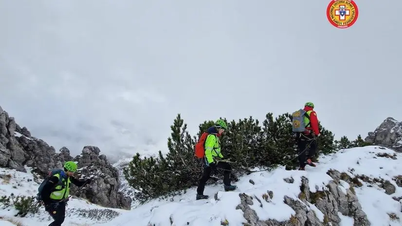 Tecnici del Cnsas al lavoro - Foto Facebook Soccorso Alpino e Speleologico Lombardia