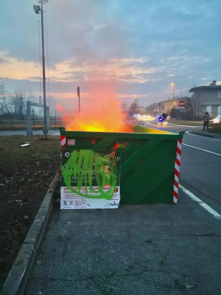 La Green box incendiata ad Azzano Mella