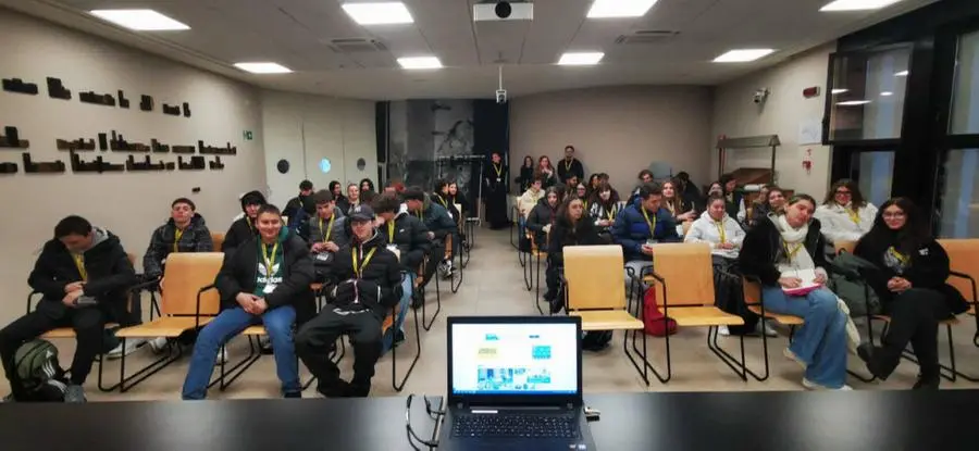 Gli studenti del Golgi in visita alla sede del Giornale di Brescia