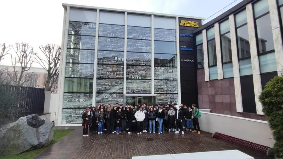 Gli studenti del Golgi in visita alla sede del Giornale di Brescia