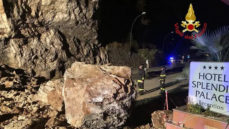 Il grosso masso che è franato nei pressi dell'hotel Splendid Palace a Limone