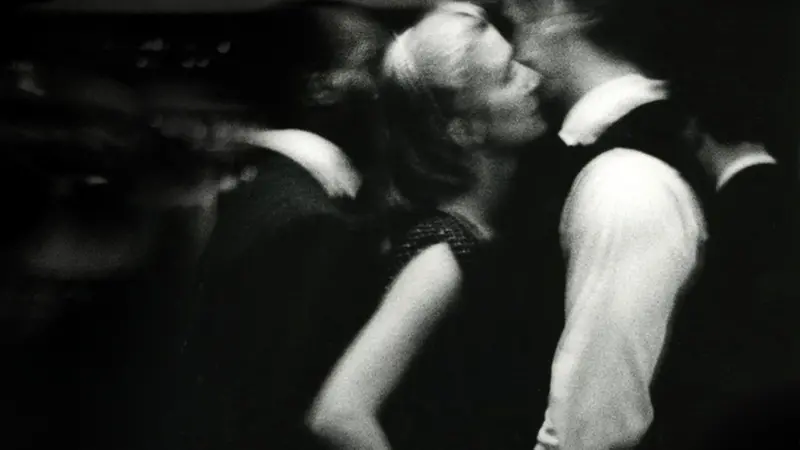 «Sala da ballo, Parigi», 1956, di J. Sieff.