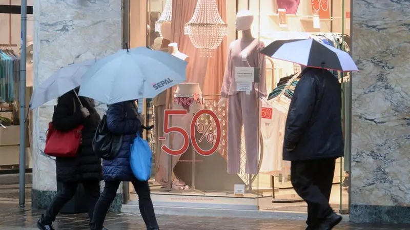 Primo giorno di saldi in città