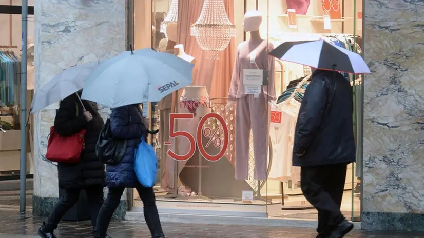 Primo giorno di saldi in città