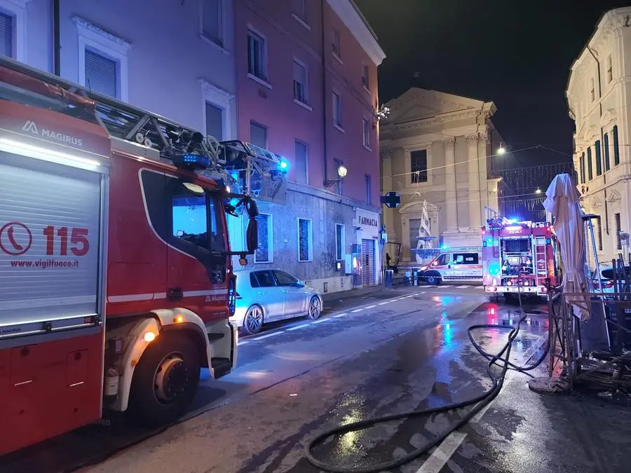 Vigili del fuoco all'opera in via Moretto