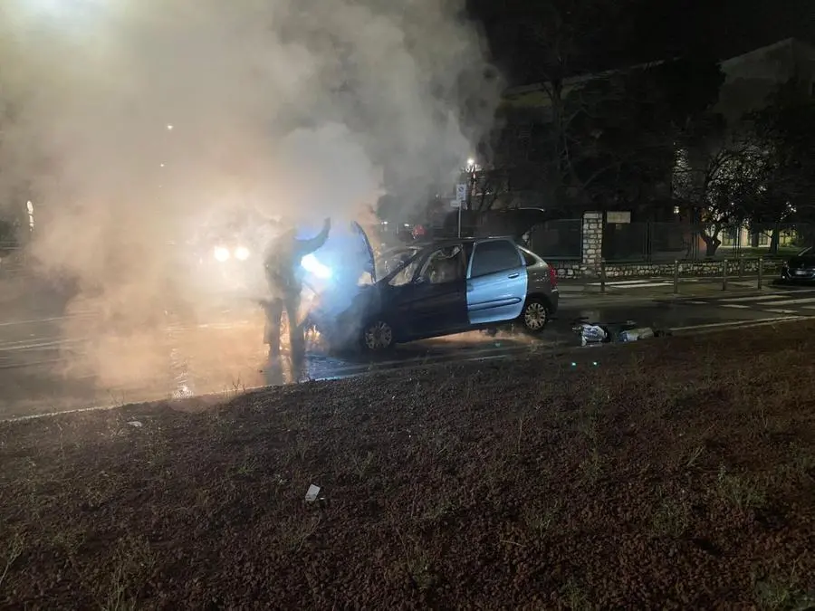 L'auto in fiamme in via Repubblica Argentina