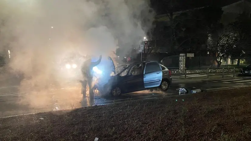 L'auto in fiamme in via Repubblica Argentina
