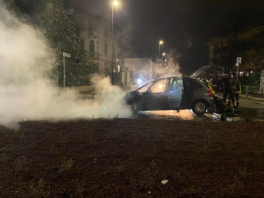 L'auto in fiamme in via Repubblica Argentina