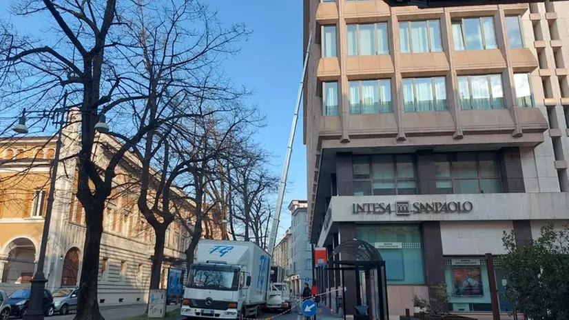 Trasloco in corso nel primo tratto di via Gramsci, strada chiusa