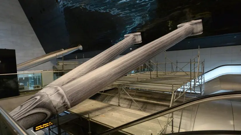 L'installazione dell'opera d'arte nella metro di Brescia Due