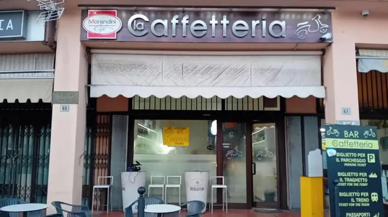 All'ingresso del bar di Sale Marasino un cartellone con la notizia della vincita