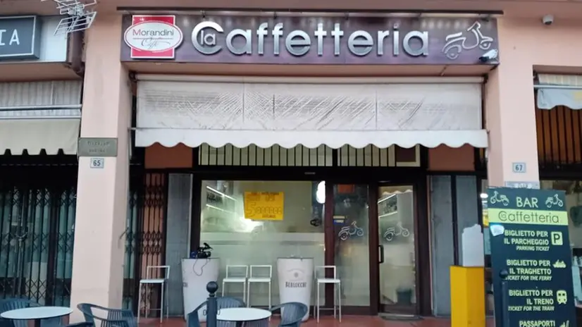 All'ingresso del bar di Sale Marasino un cartellone con la notizia della vincita