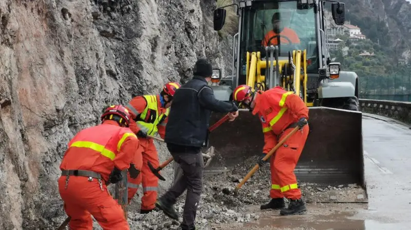 L'intervento lungo la Gardesana per la frana a Limone