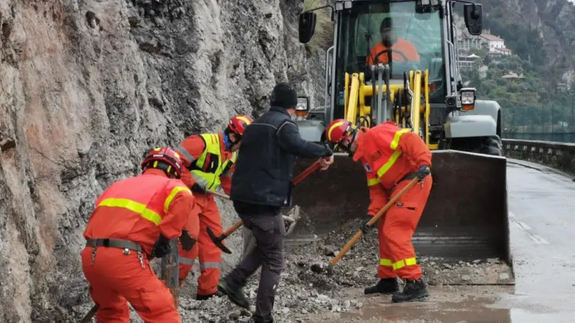 L'intervento lungo la Gardesana per la frana a Limone