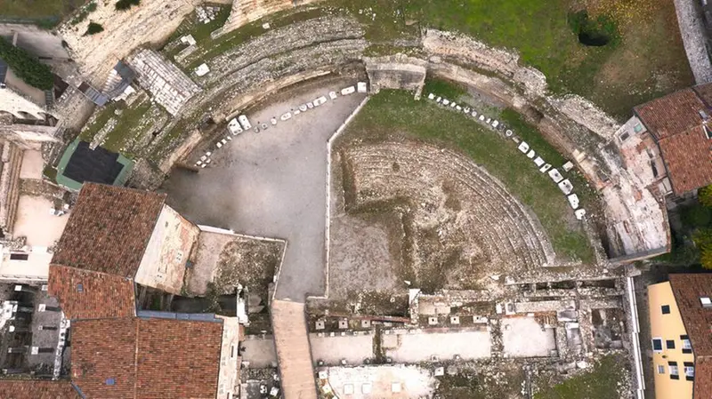 Il teatro romano di Brescia dall'alto