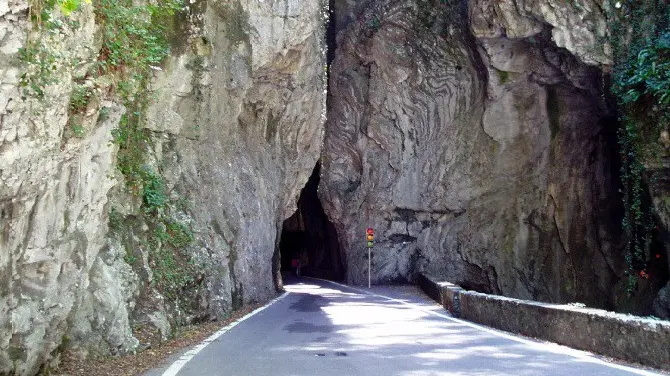 La strada della Forra a Tremosine è chiusa dopo la recente frana - © www.giornaledibrescia.it