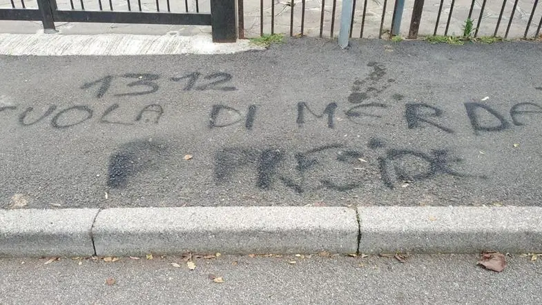 Una delle scritte apparse a Villa Carcina - © www.giornaledibrescia.it