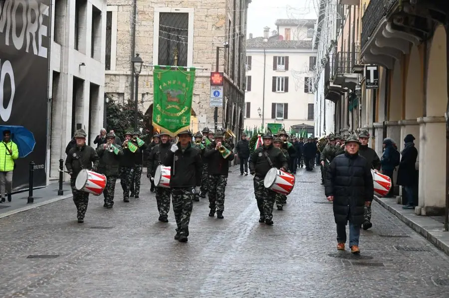 Gli auguri in musica degli alpini nel centro di Brescia