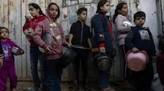 Bambine e bambini a Gaza in fila per il cibo - Foto Epa/Haitham Imad © www.giornaledibrescia.it