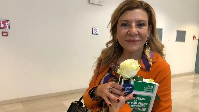 Il sostituto procuratore generale Rita Emilia Caccamo con una rosa bianca donatale dalla mamma di Greta al termine dell’udienza