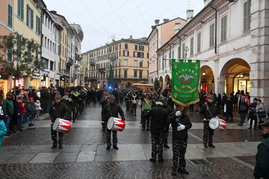 Gli auguri in musica degli alpini nel centro di Brescia