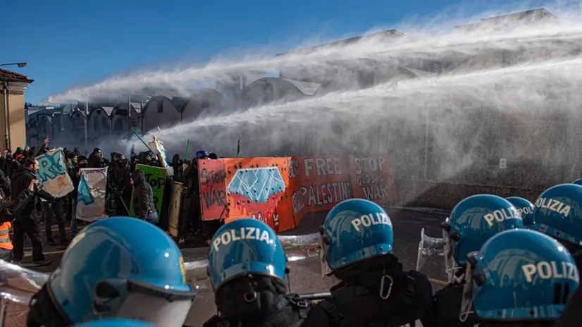 Scontri violenti questa mattina fuori dalla fiera di Vicenza - Foto Ansa/Edoardo Fioretto © www.giornaledibrescia.it