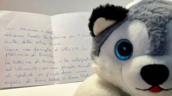 Il peluche e la lettera di risposta alla piccola Aurora