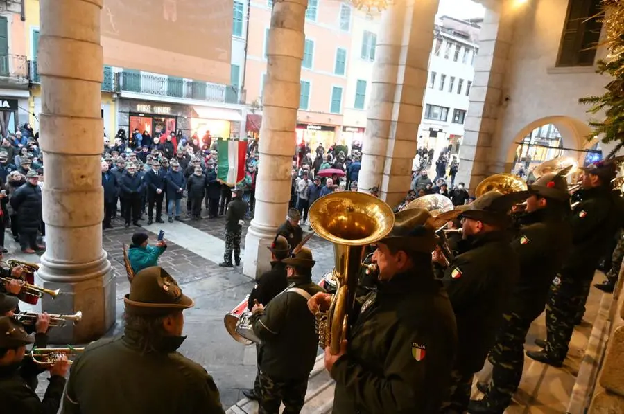 Gli auguri in musica degli alpini nel centro di Brescia