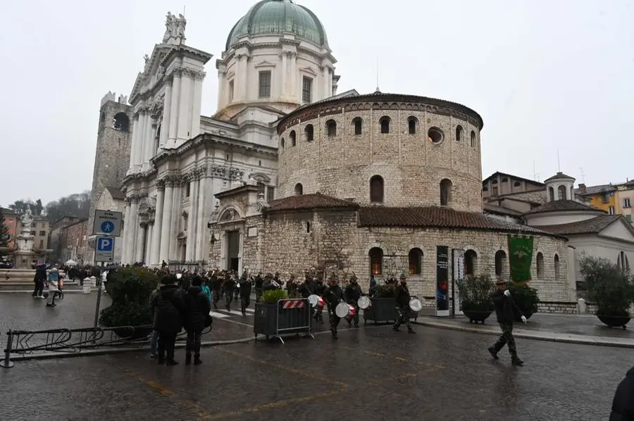 Gli auguri in musica degli alpini nel centro di Brescia