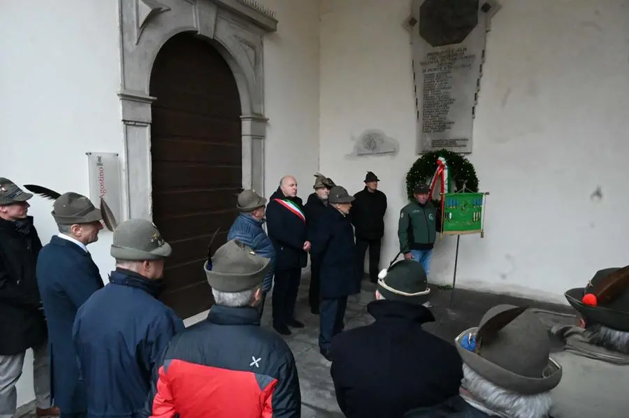 Gli auguri in musica degli alpini nel centro di Brescia