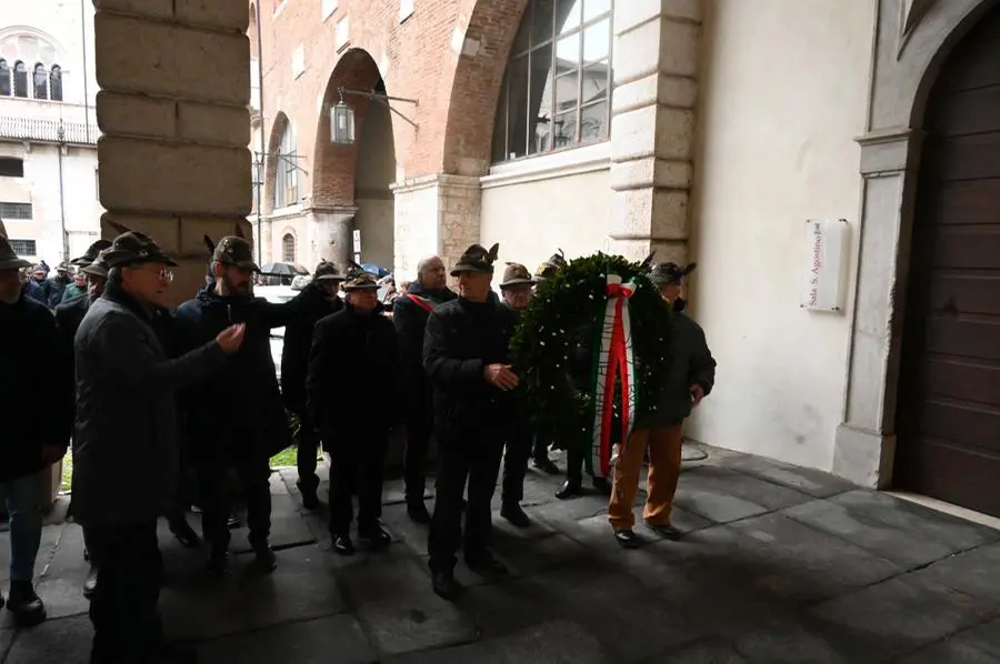 Gli auguri in musica degli alpini nel centro di Brescia