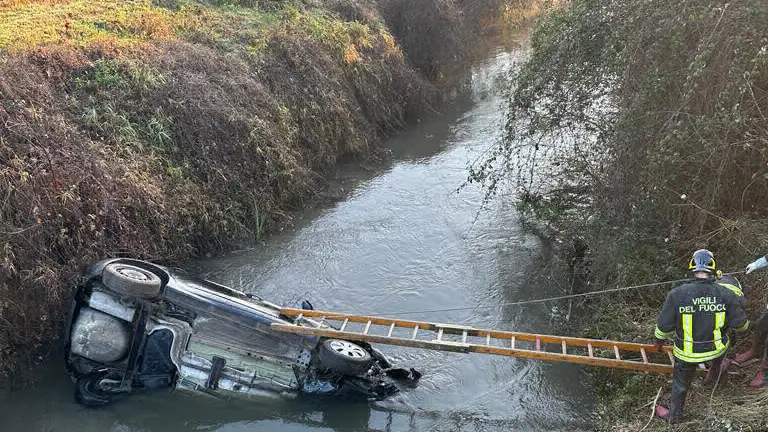 L'intervento a Fiesse dopo il ribaltamento nel canale