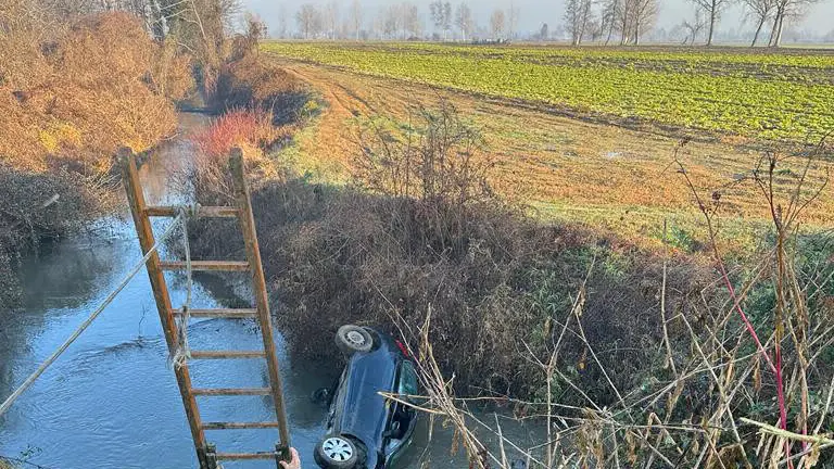 I Vigili del fuoco al lavoro per recuperare l'auto della donna - © www.giornaledibrescia.it