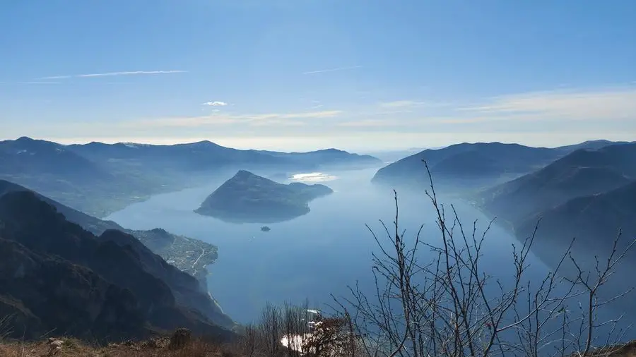 Il lago d'Iseo visto dalla Corna Trentapassi a febbraio 2023 - Foto © www.giornaledibrescia.it